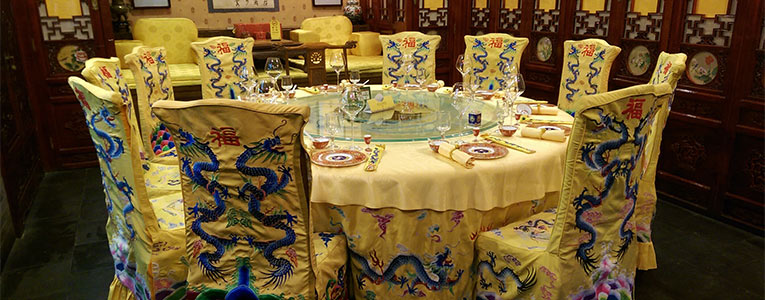 Con decoraciones de elementos imperiales