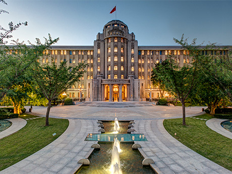 Jardín y edificio del hotel