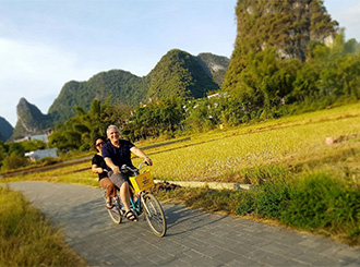 Montar bici en Yangshuo