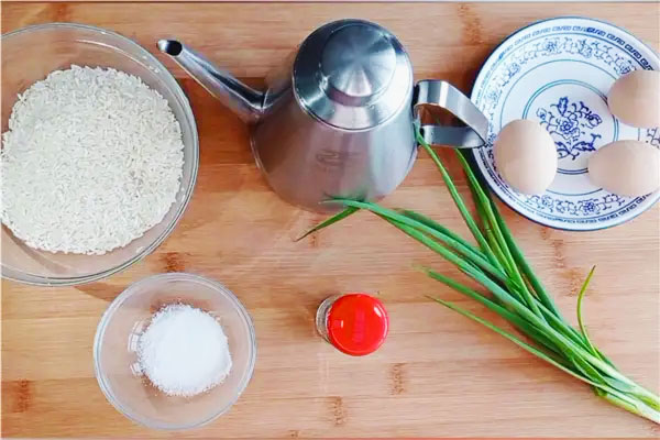 Todos los ingredientes para arroz frito con huevo simple