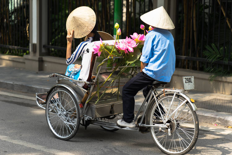 Disfrute de un recorrido en tricicleta por el casco antiguo de Hanoi.