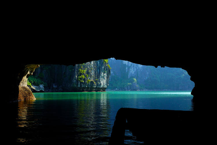 Explore la Cueva Oscura y la Cueva Luminosa en el área de la bahía de Lan Ha.